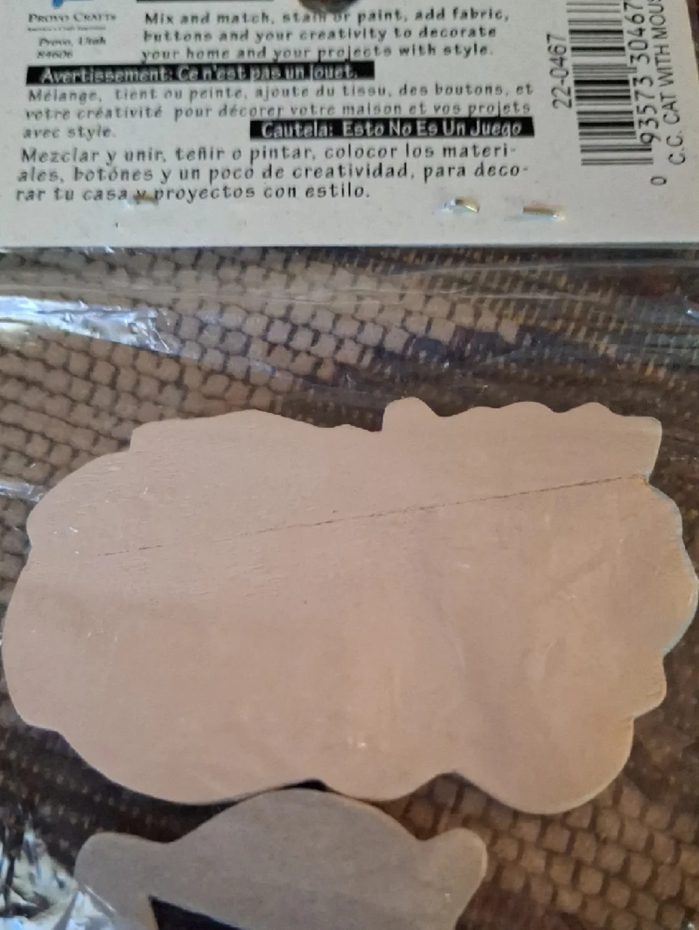 Small Wood Cat With Mouse